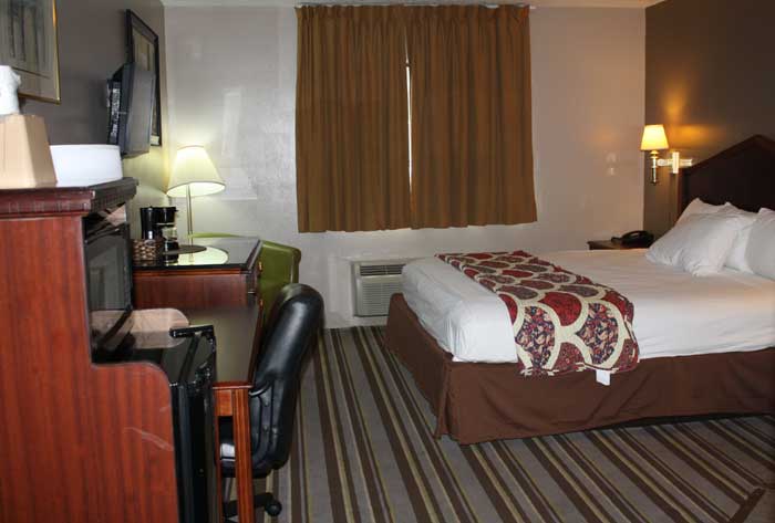 Romantic Stay Spa Suites Jacuzzi 3 Double Bed Suites Budget Affordable American Elite Inn Hazard KY.