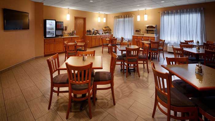 Business Travelers meetings Gatherings Room Setup AV Equipment Budget Affordable Former Holiday Inn Express Hotel Motel Newton IA