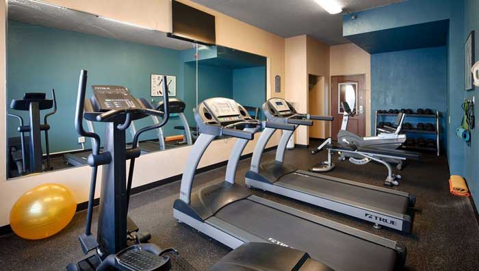 Indoor Pool Indoor Spa Fitness Center Budget Affordable lodging Hotels Motels Holiday Manor newton Iowa Former Holiday Inn Express