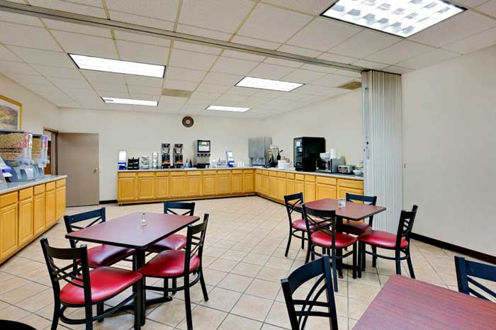 Hotels In Worthington Mn Norwood Inn And Suites Travelodge Free Continental Breakfast Worthington Hotels Travelodge Norwood Inn And Suites Motels In Mn