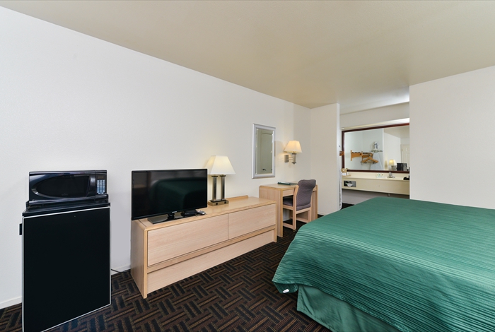 Newly Remodeled Rooms Clean Cpmfortable Business Travelers Suites with Couches Business Center Seasonal Pool Free Continental Breakfast Busses Trucks Welcome