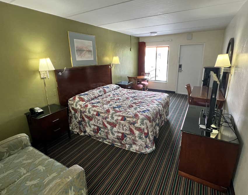King Bed Smoking Rooms and Non Smoking Kid Friendly Gulf Way Inn Clearwater